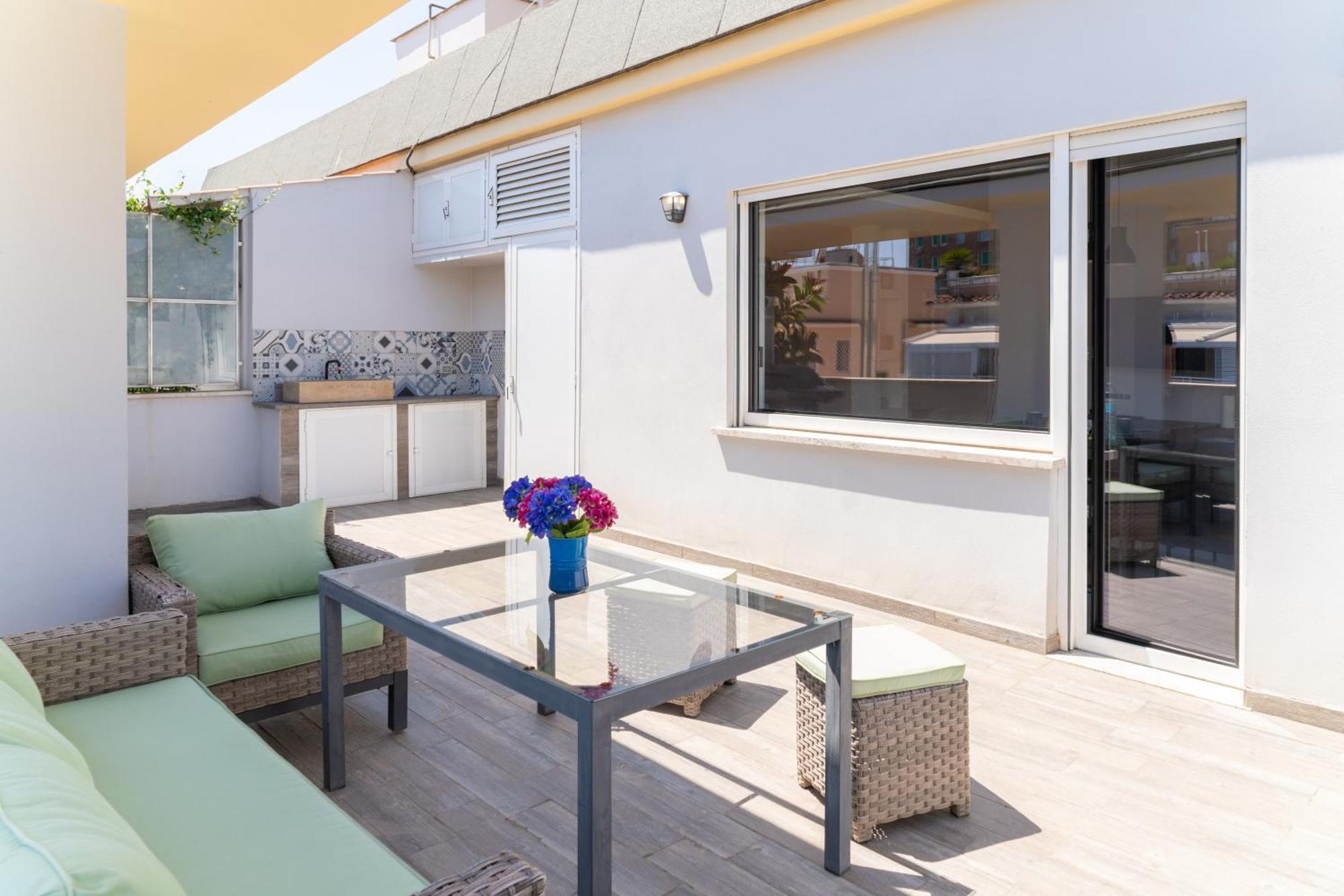 Penthouse With Panoramic Terrace -3 Min To Metro A Apartment *